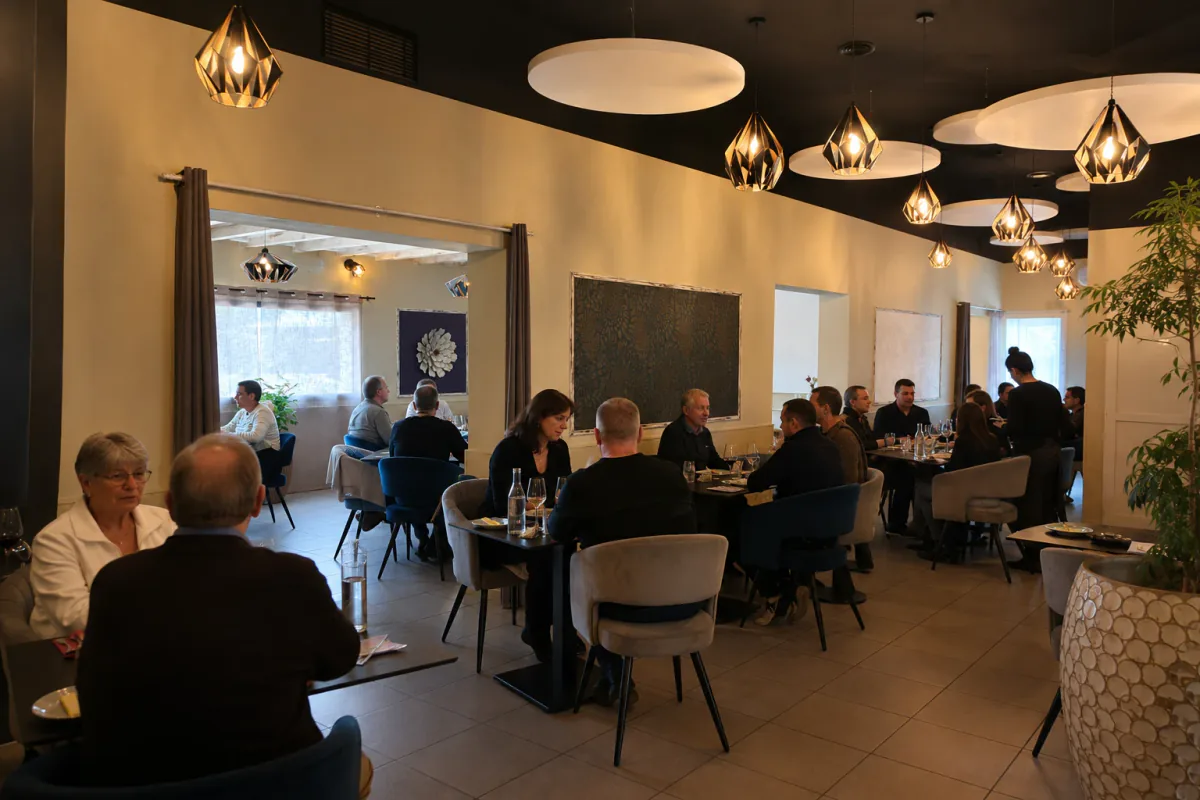 Ambiance chaleureuse dans la salle du restaurant Ô Gourmands-Disent